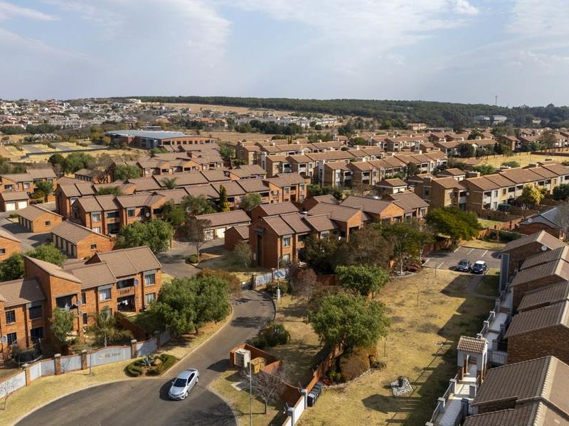 GROUND-FLOOR 2-BED UNIT WITH GARDEN IN MOOIKLOOF RIDGE ESTATE - Photo 7