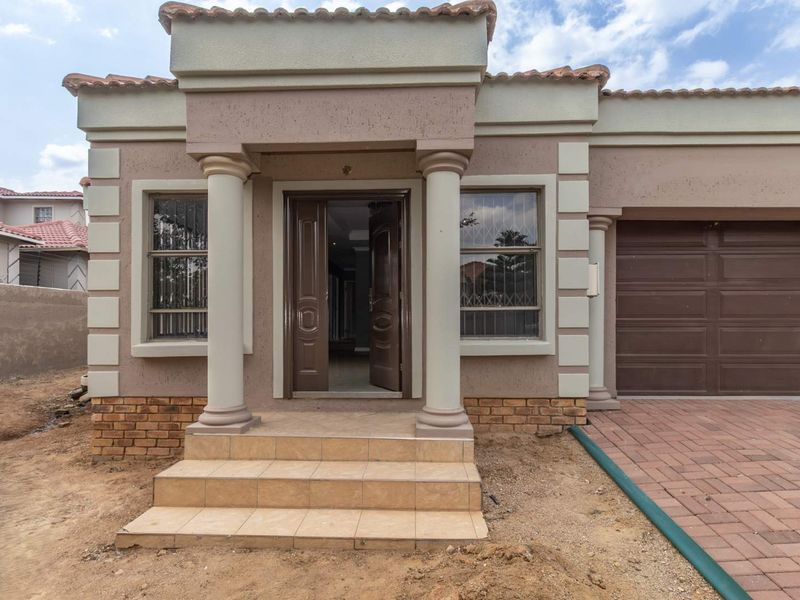 3 Bedroom House for Sale in  Cosmo City - Photo 2
