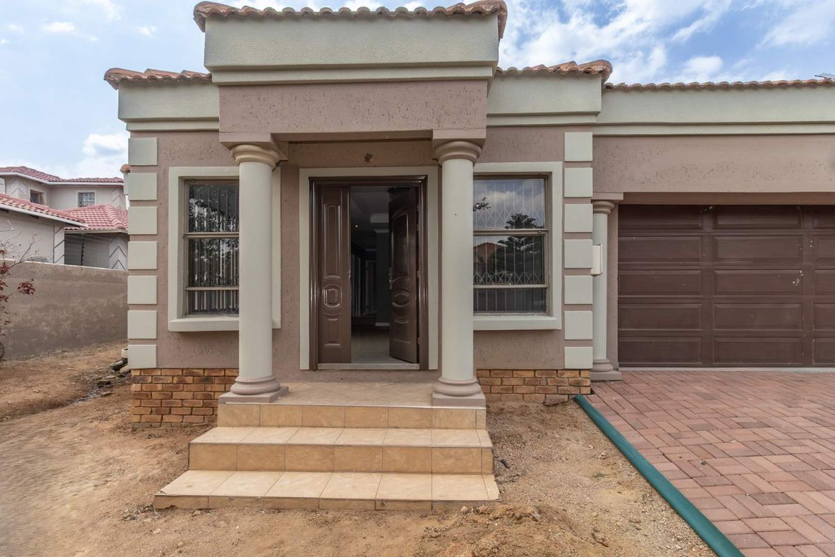 3 Bedroom House for Sale in  Cosmo City - Photo 2