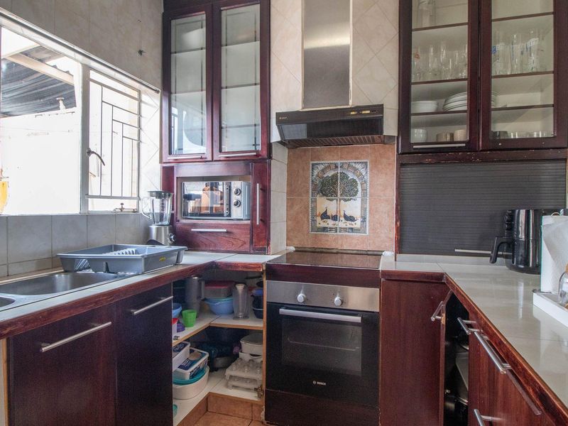 Neat 2 bedroom Townhouse in popular complex - Photo 9