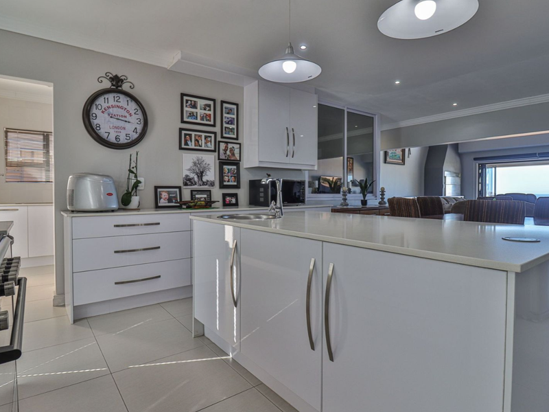 Elevated Elegance - 4 Bedroom Home with Panoramic Sea Views - Photo 7