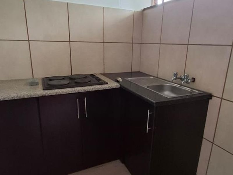 **Charming Shared 2-Bedroom Unit in Quiet Neighborhood – Ideal for Students** - Photo 6