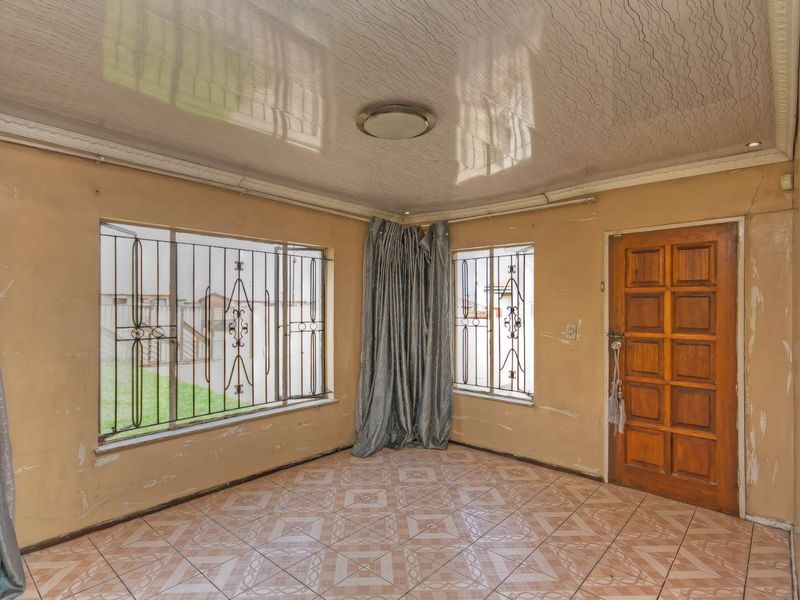 Charming Family Home for Sale in Kagiso Ext 8 - Photo 2