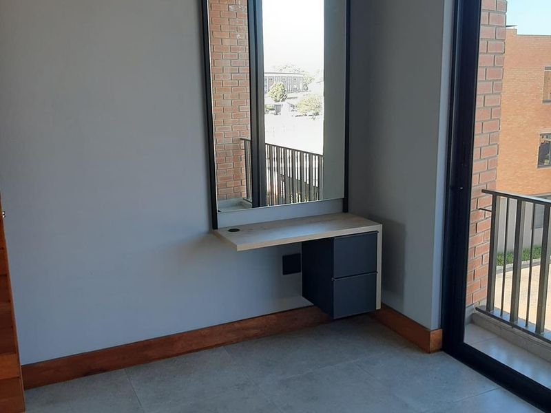 Stunning Upmarket Apartment - Photo 5