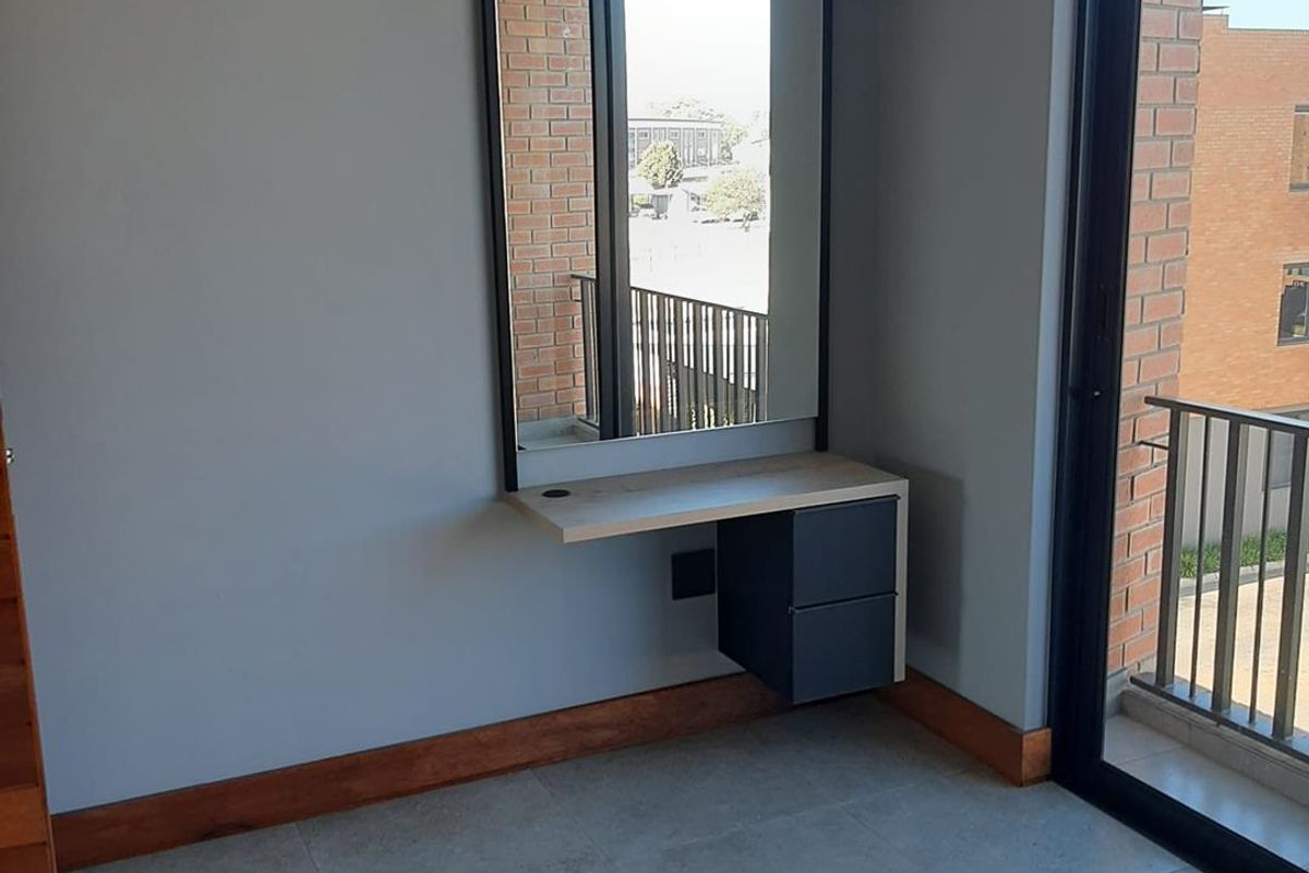 Stunning Upmarket Apartment - Photo 5