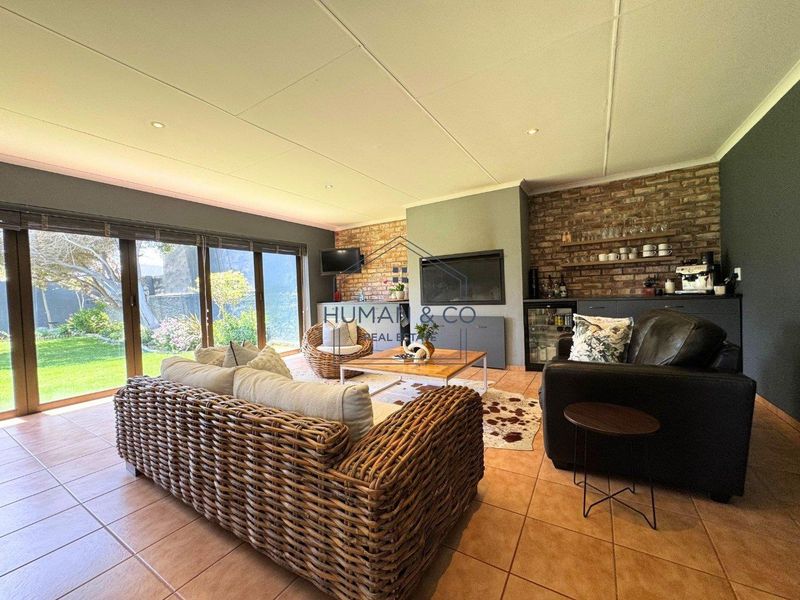 Hidden Gem in Fairway Estate: A Cozy Family Home - Photo 4