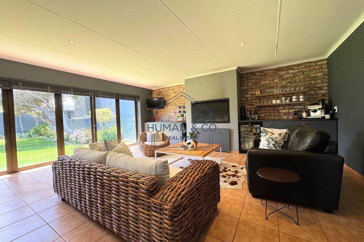 Hidden Gem in Fairway Estate: A Cozy Family Home - Photo 4