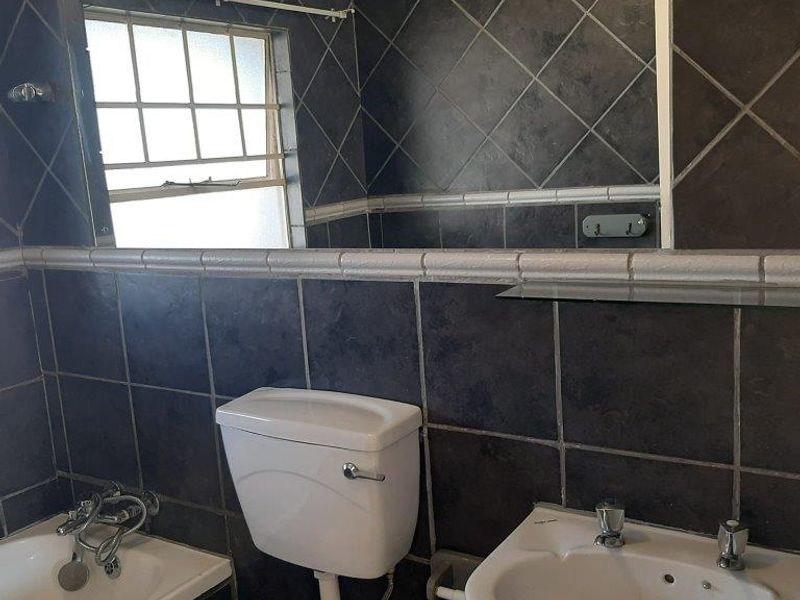 Newly renovated 1st floor unit - Photo 9