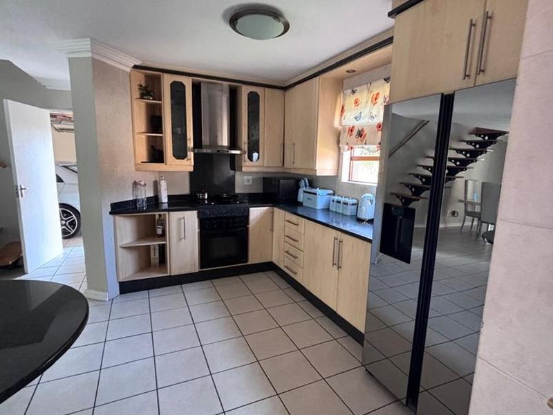Stylish 3-Bedroom Townhouse with Pool & Entertainment Patio - Photo 4