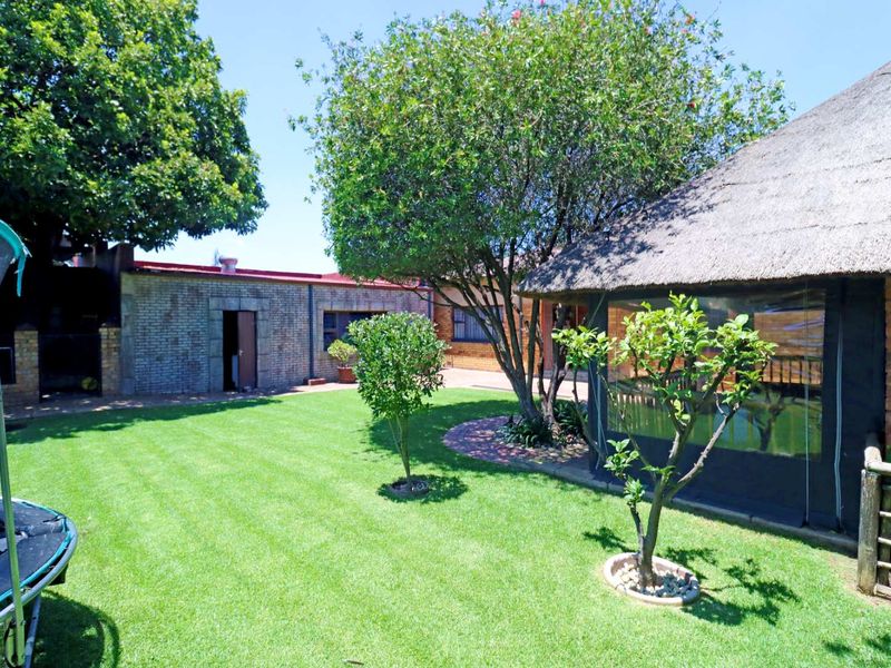 FAMILY HOME SITUATED IN AN ENCLOSED CIRCLE THAT IS LIKE A PARK - Photo 8