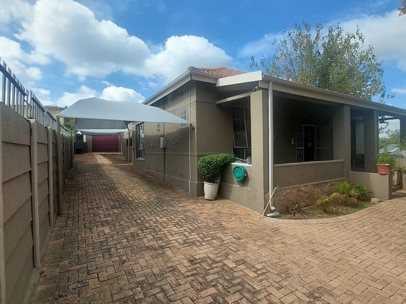 Modern Comfort: Gourmet Kitchen & Enchanting Outdoor Spaces! - Photo 3