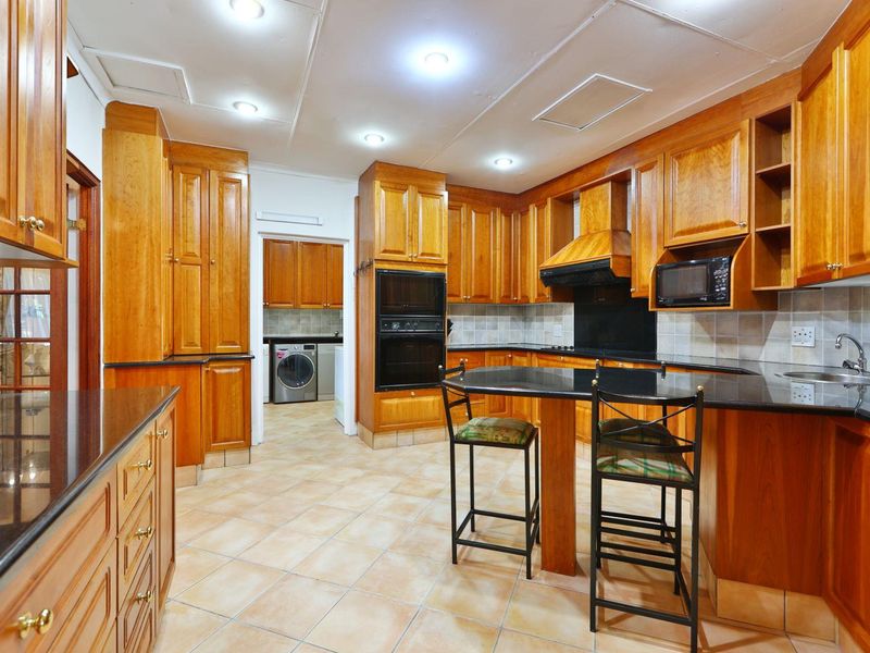 Magnificent 4 Bedroom/3 Bathroom Residence - Photo 10