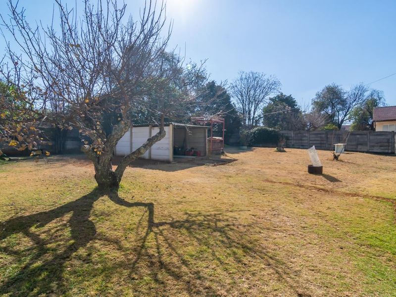 Seize the opportunity - light-filled Home with expansive backyard - Photo 5