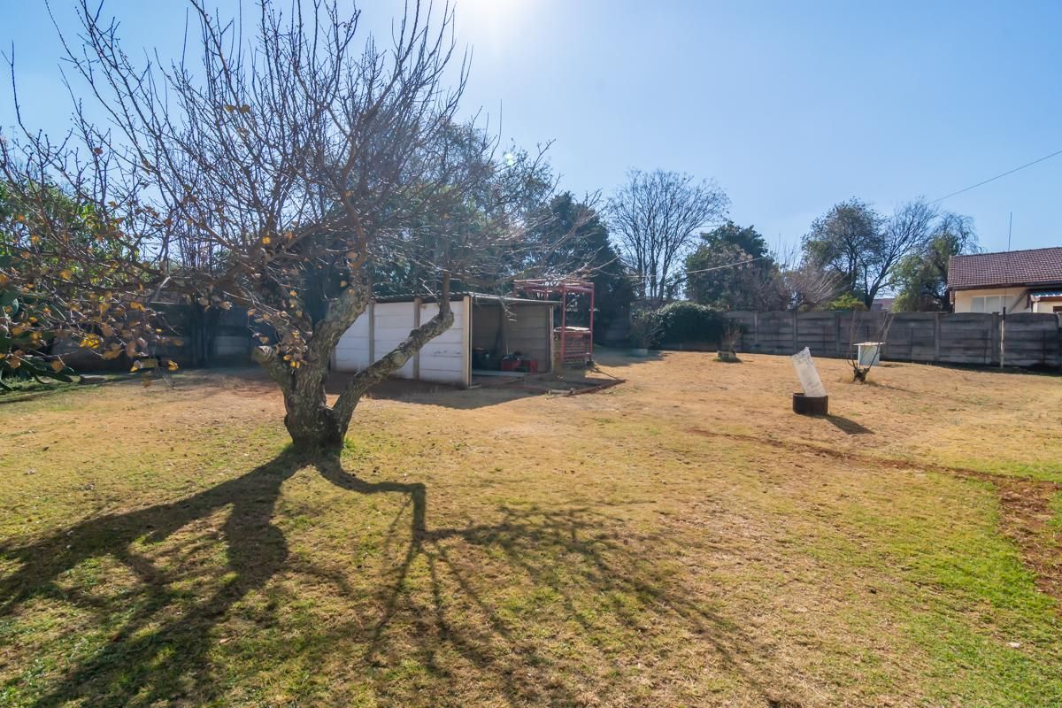 Seize the opportunity - light-filled Home with expansive backyard - Photo 5