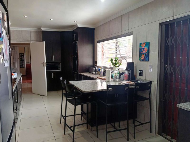 Your Dream Family Home In Bruma's Premier Boomed Enclave! - Photo 8