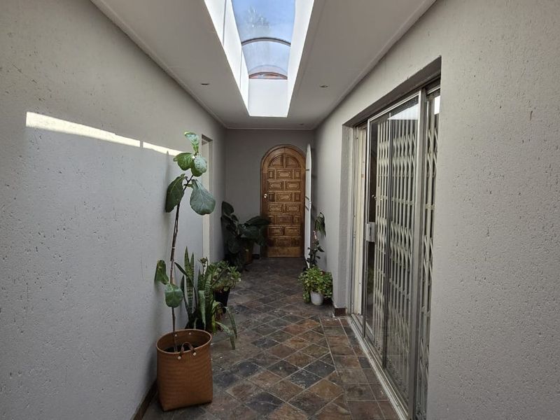 Four bedroom house for sale in Garsfontein Ext  6 - Photo 7