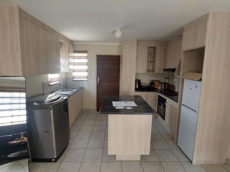 Sky City Living: 3-Bedroom Home with Modern Touches! - Photo 6