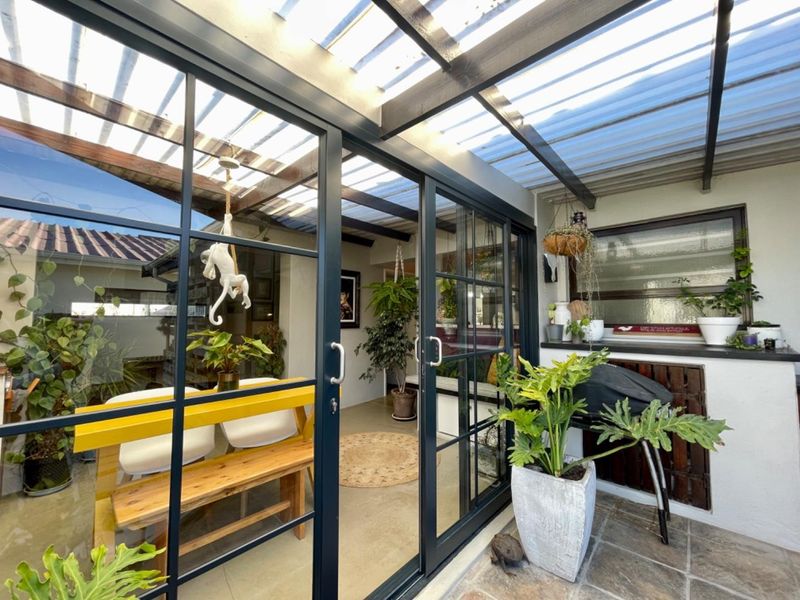 Beautiful 4 Bedroom Coastal Home in Sought-after Linkside, Mossel Bay - Photo 10