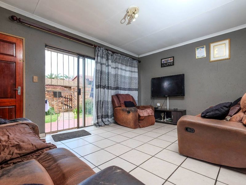 3 Bedroom Simplex in Pet Friendly Complex - Photo 6