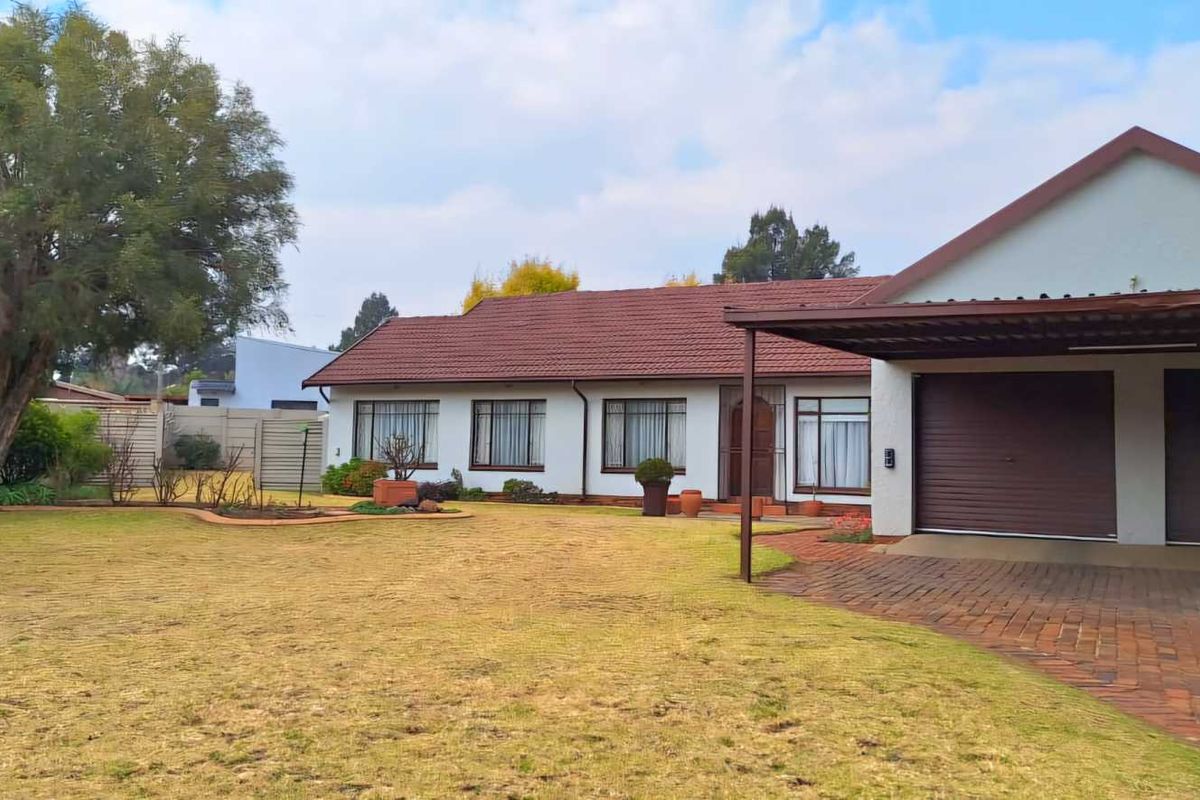 5 Bedroom Property Neat as a Pin!! - Photo 4