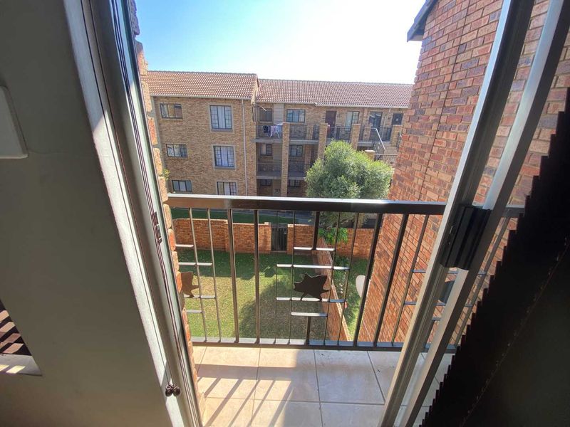 2 Bedroom Apartment / Flat in Eco Park Estate, Centurion. - Photo 7
