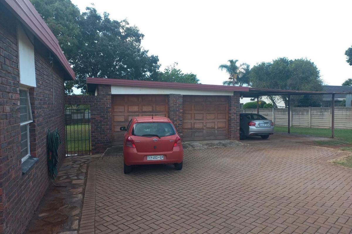 Beautiful Family Home for sale in very popular Lyttelton Manor!! - Photo 2