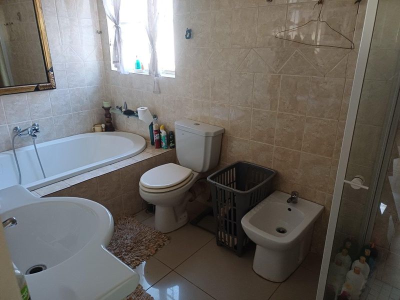 Spacious Family Home with Pool, Study and Flatlet Potential - Photo 3