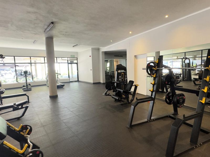 Luxurious 3-Bedroom Apartment for Sale in Waterkloof on Main - Photo 8