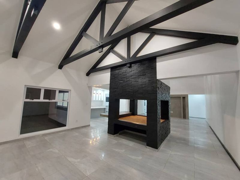 Open-Plan Living Meets Architectural Elegance - Photo 2