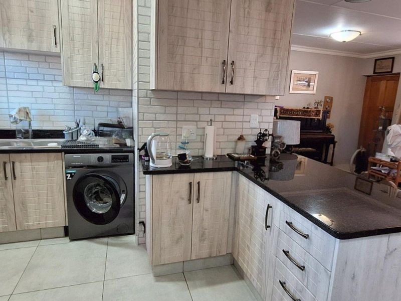 Charming 2 Bedroom unit in Dana-Rust Estate - Photo 5