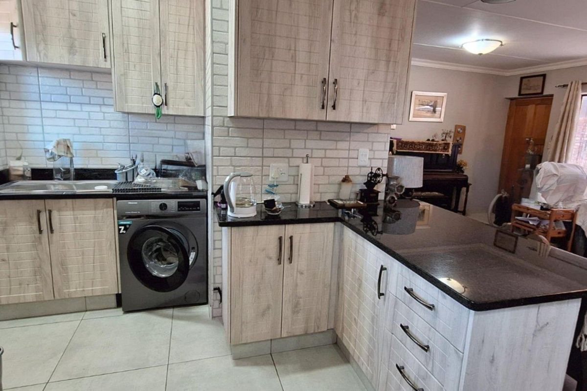 Charming 2 Bedroom unit in Dana-Rust Estate - Photo 5