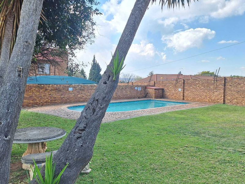 Beautiful 3 Bedroom Townhouse With Loft - Photo 2