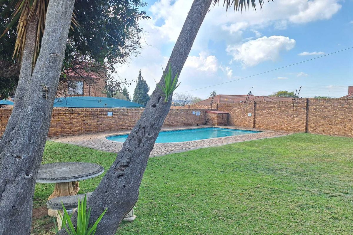 Beautiful 3 Bedroom Townhouse With Loft - Photo 2