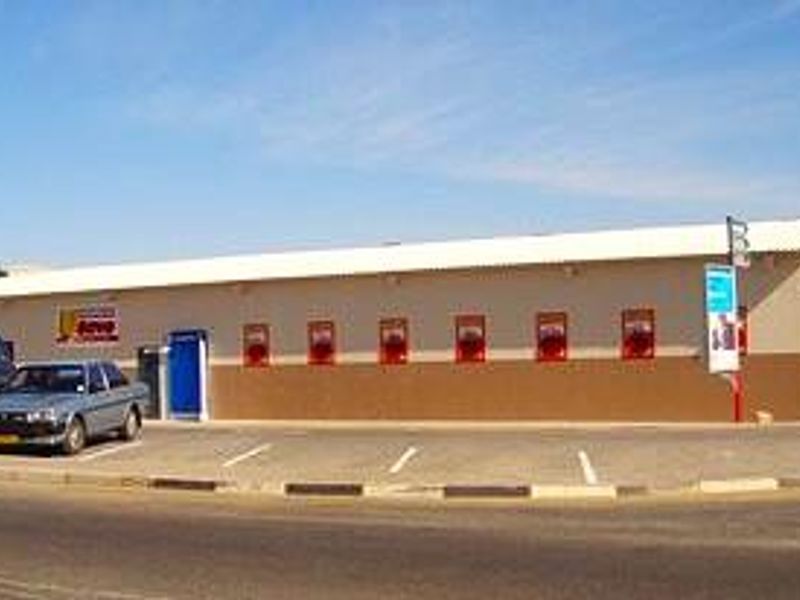 Small retail shop to let - Photo 3