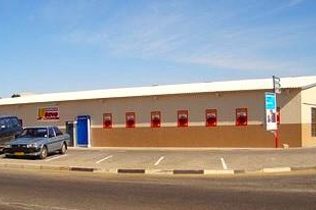 Small retail shop to let - Photo 3