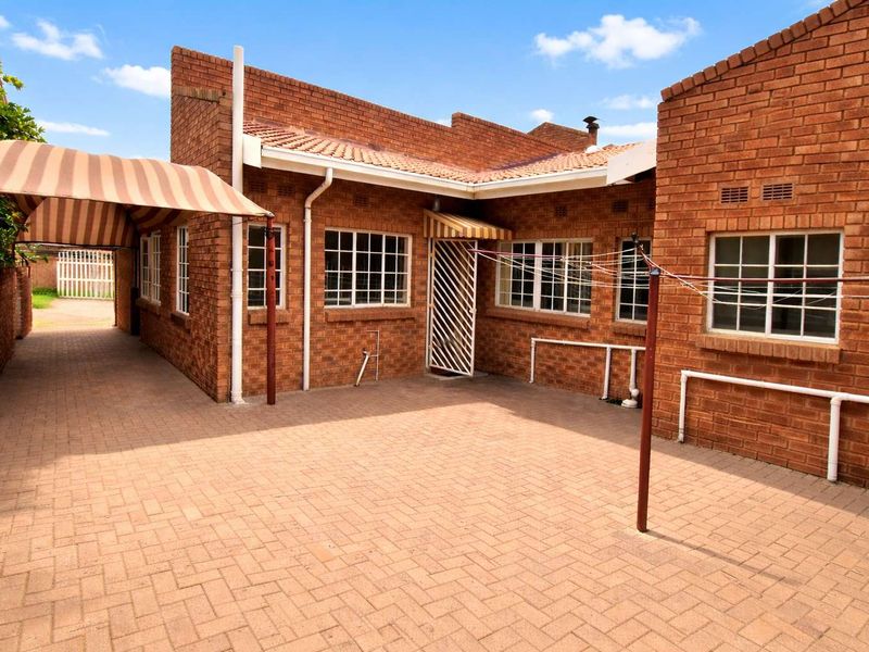 Low Maintenance Home in a Great Location - Photo 4