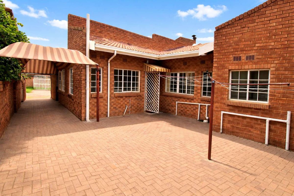 Low Maintenance Home in a Great Location - Photo 4