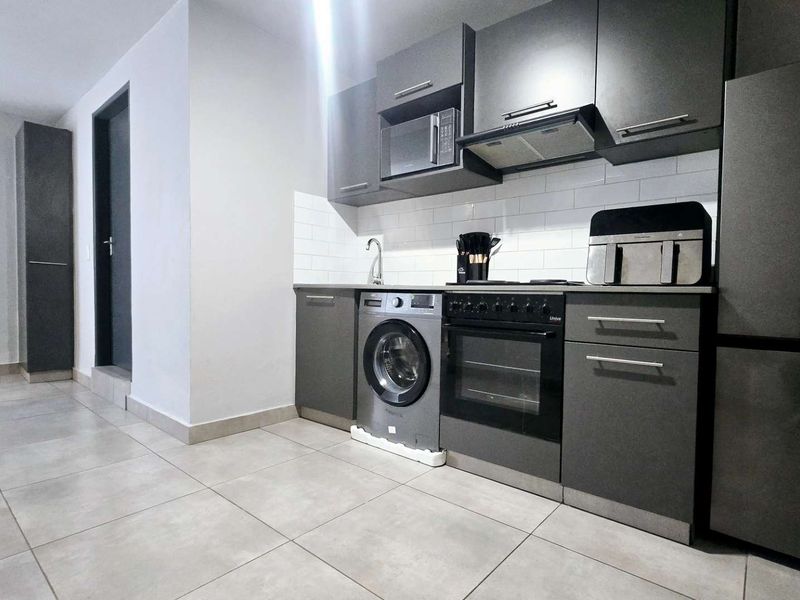 Modern One Bedroom Apartment in a Secure Lifestyle Complex - Photo 2