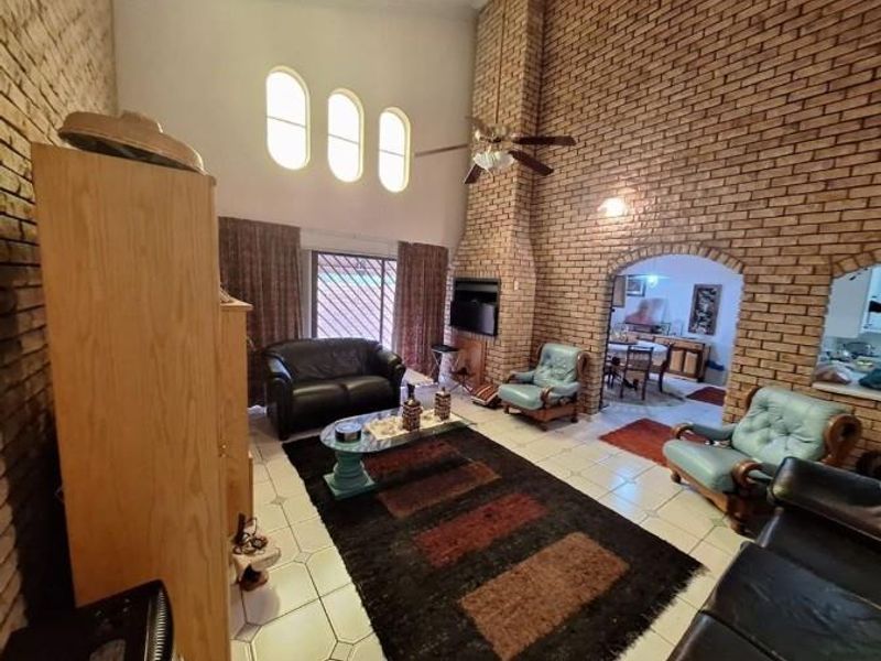 Move-In Ready 3 Bedroom Family Home with Solar, Enclosed Area - Photo 5