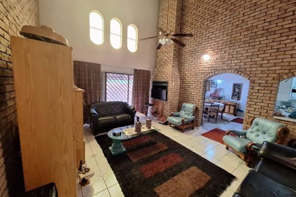 Move-In Ready 3 Bedroom Family Home with Solar, Enclosed Area - Photo 5