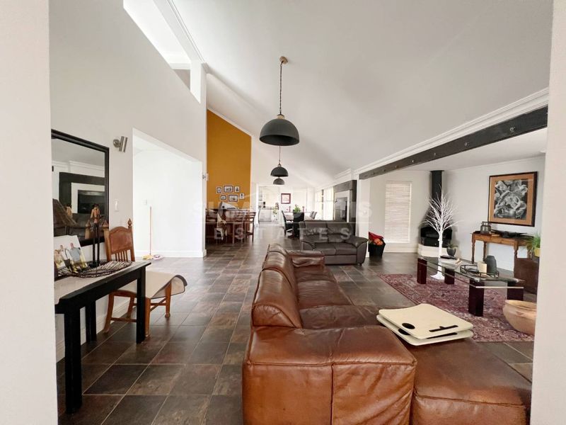 Spacious Triple-Story Home with Breathtaking Sea Views – Ideal for Large Families or as a Holiday Getaway - Photo 4