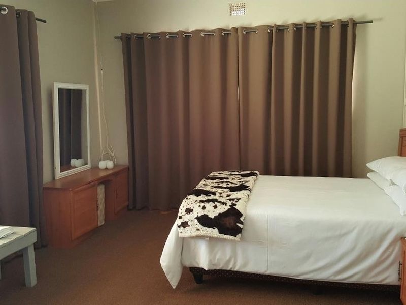 Riverfront 4-Bedroom Double Storey Home with Apartment in Barkly West - Photo 7