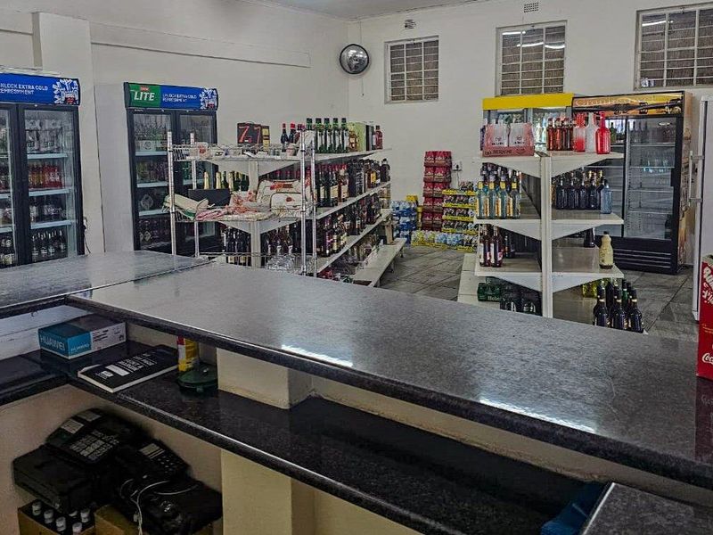 Going concern Accommodation Restaurant Pub and Liquor Store - Photo 9