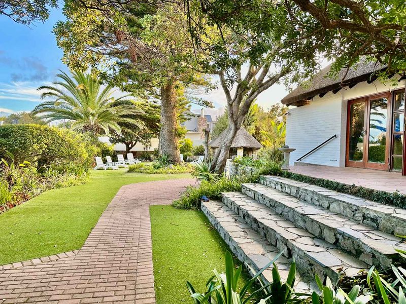 Coastal Charm: Thatched Westcliff Home with 7 En-suites - Photo 6