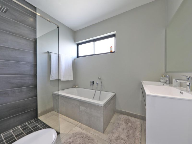 Ultra-modern 4 Bedroom home in Baronetcy - Photo 5