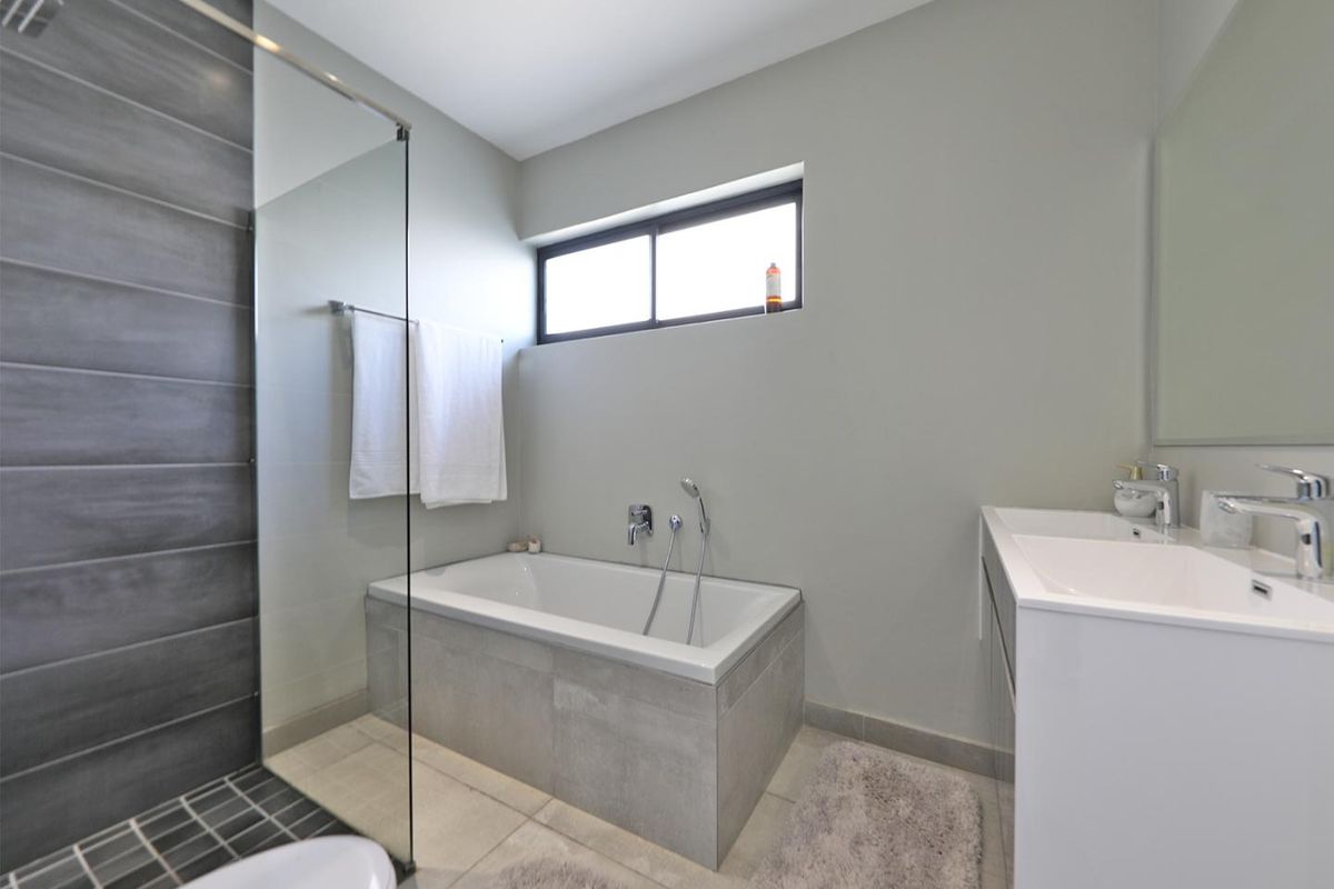 Ultra-modern 4 Bedroom home in Baronetcy - Photo 5