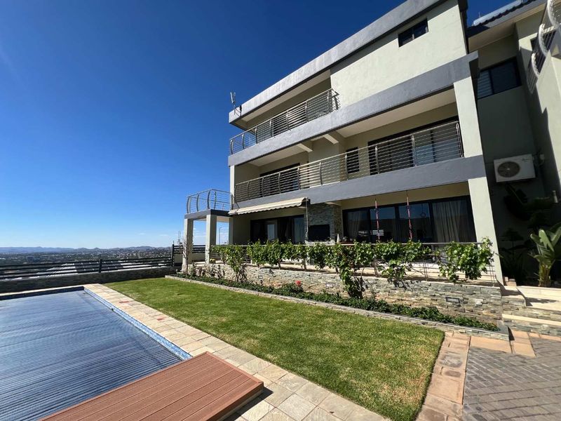 Modern, triple storey home with elevated views - Photo 8