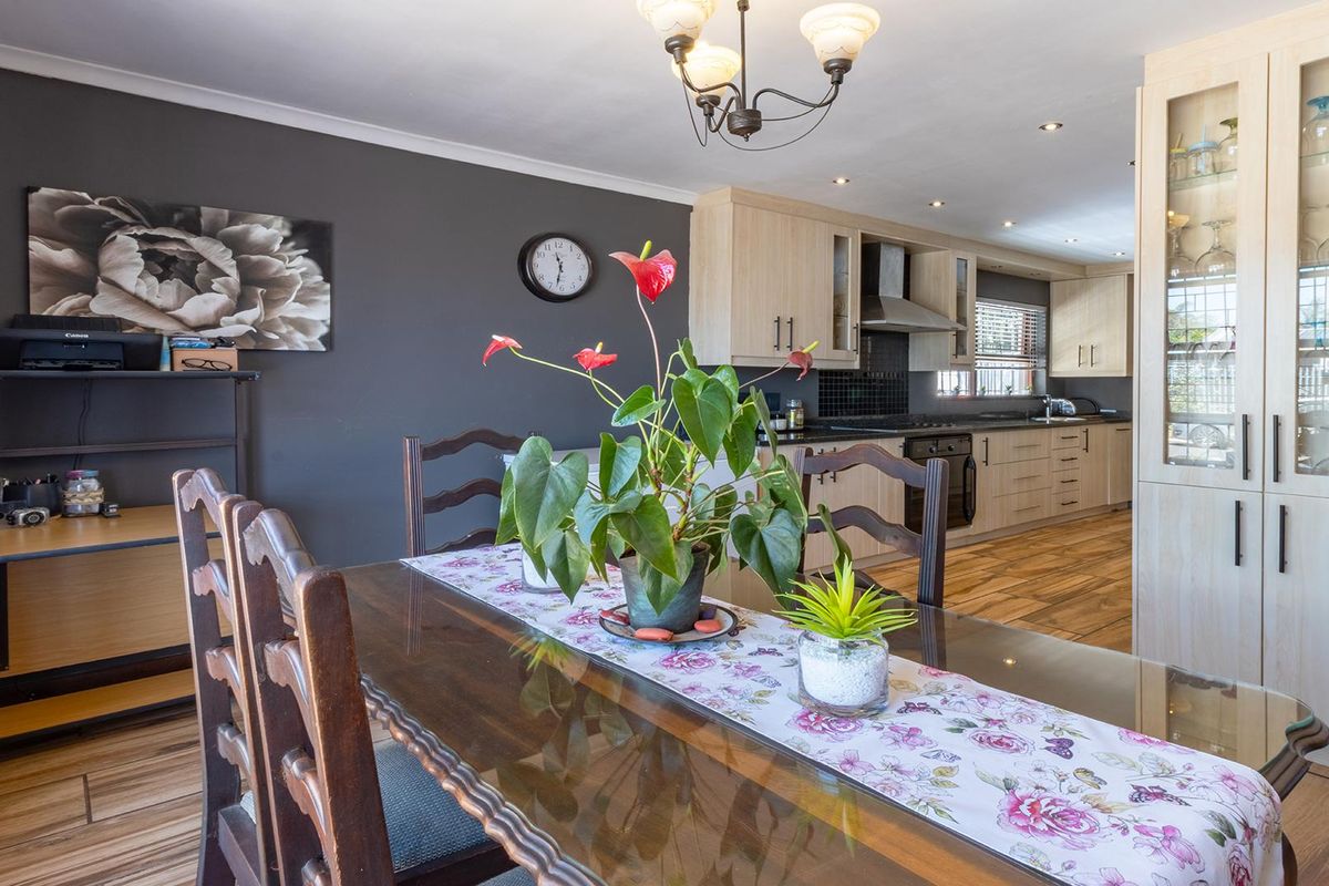 Large 3 Bedroom, 2 Bathroom Family Home For Sale - Photo 5