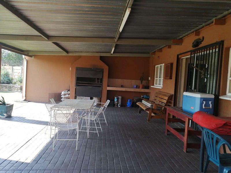 Family home with a fabulous entertainment area - Photo 8