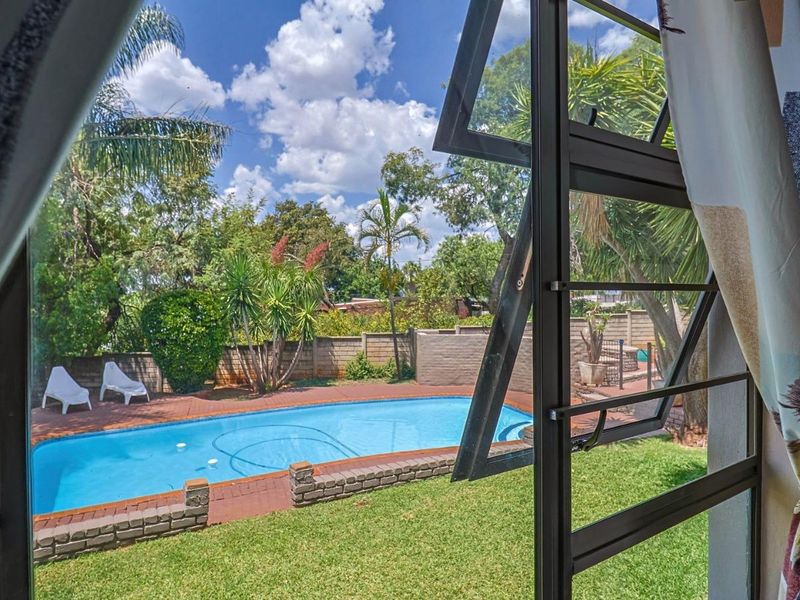 Beauty, elegance and Great location - Photo 8